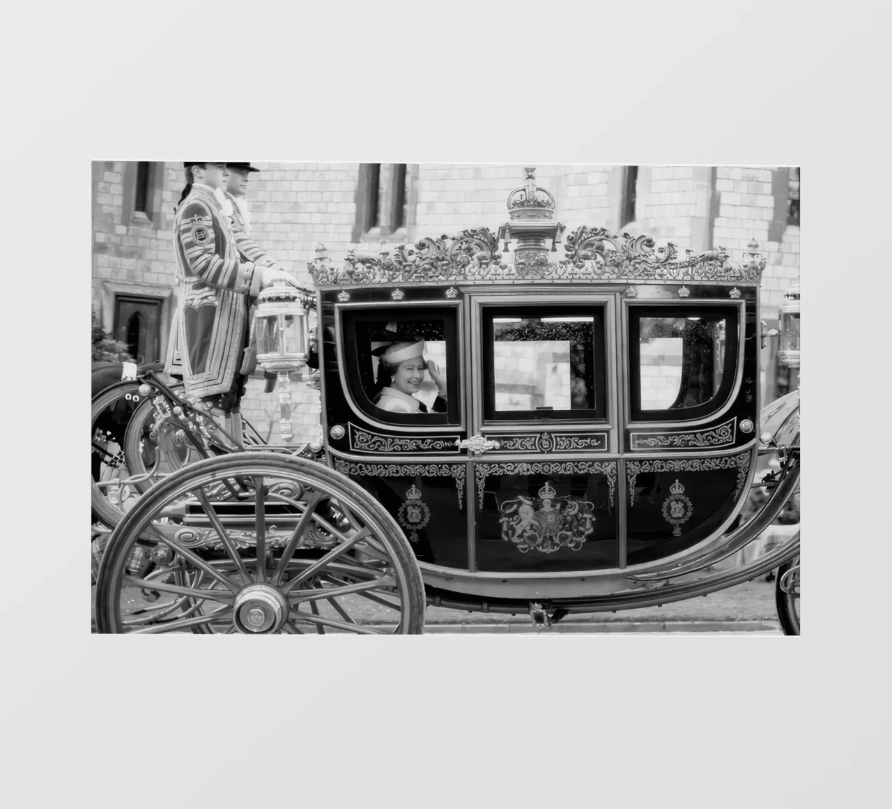 Isabel II saluda desde el carruaje de la coronación en Windsor lámina retroiluminada de blacsteel