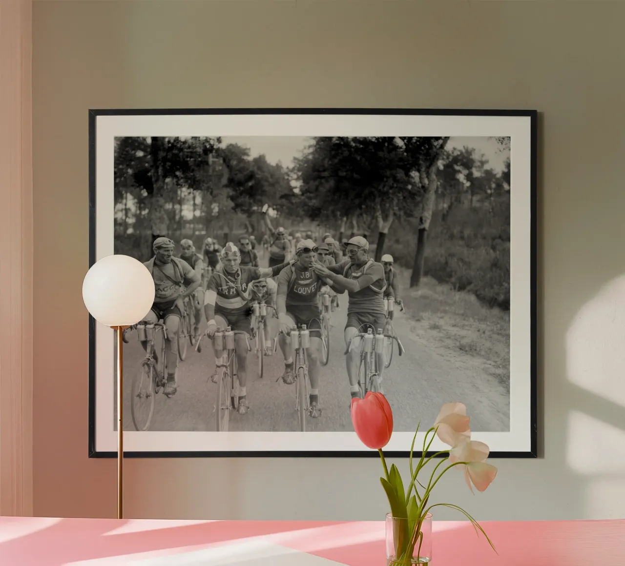 Gustave Van Slembrouck geeft vuur aan Maurice Geldhof poster met houten frame van blacsteel