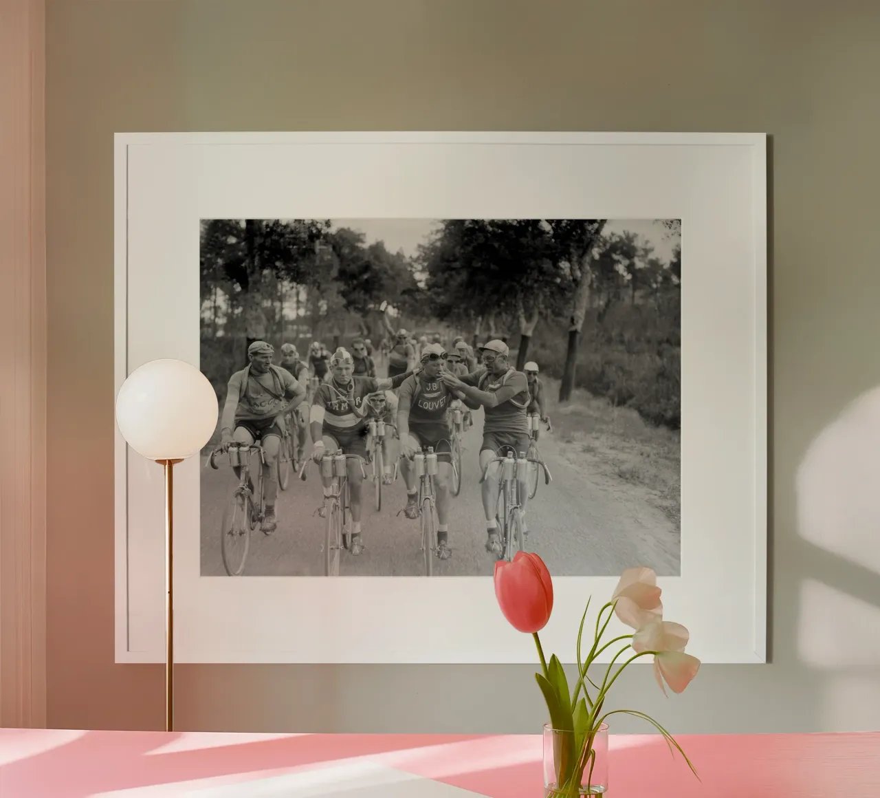 Gustave Van Slembrouck geeft vuur aan Maurice Geldhof poster met houten frame van blacsteel