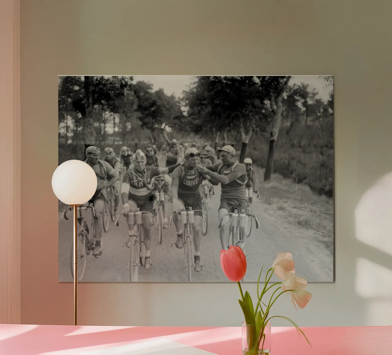 Gustave Van Slembrouck geeft vuur aan Maurice Geldhof poster met houten frame van blacsteel