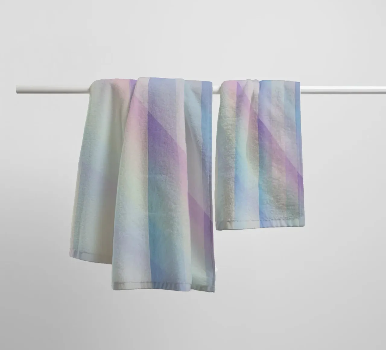 Sovrapposizione di righe pastello asciugamano da bagno da DesignDoodle