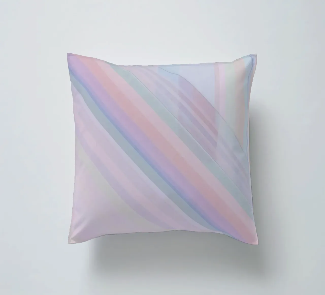 Strisce pastello arcobaleno cuscino da DesignDoodle