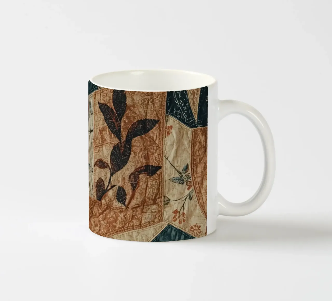 Trapunta patchwork con motivi floreali e astratti tazza in ceramica da DesignDoodle