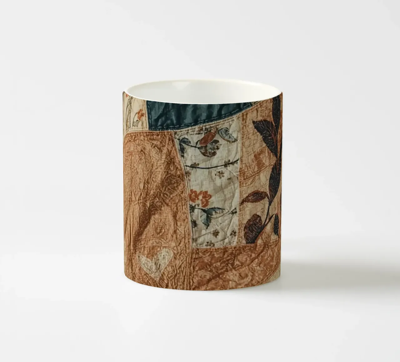 Trapunta patchwork con motivi floreali e astratti tazza in ceramica da DesignDoodle