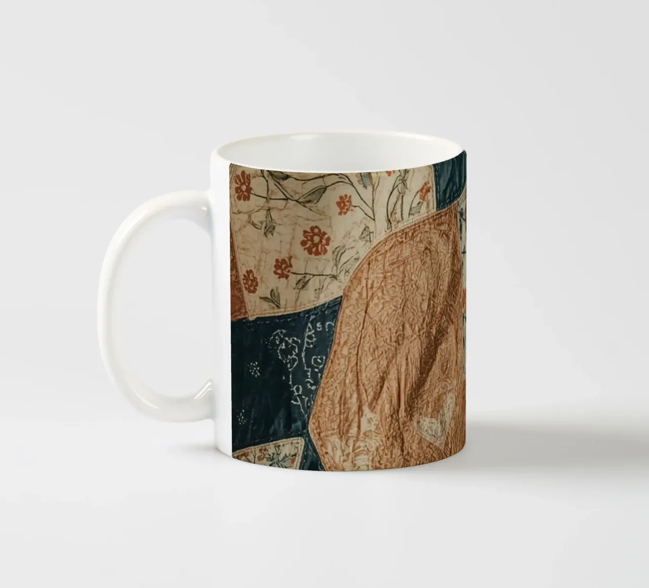 Trapunta patchwork con motivi floreali e astratti tazza in ceramica da DesignDoodle