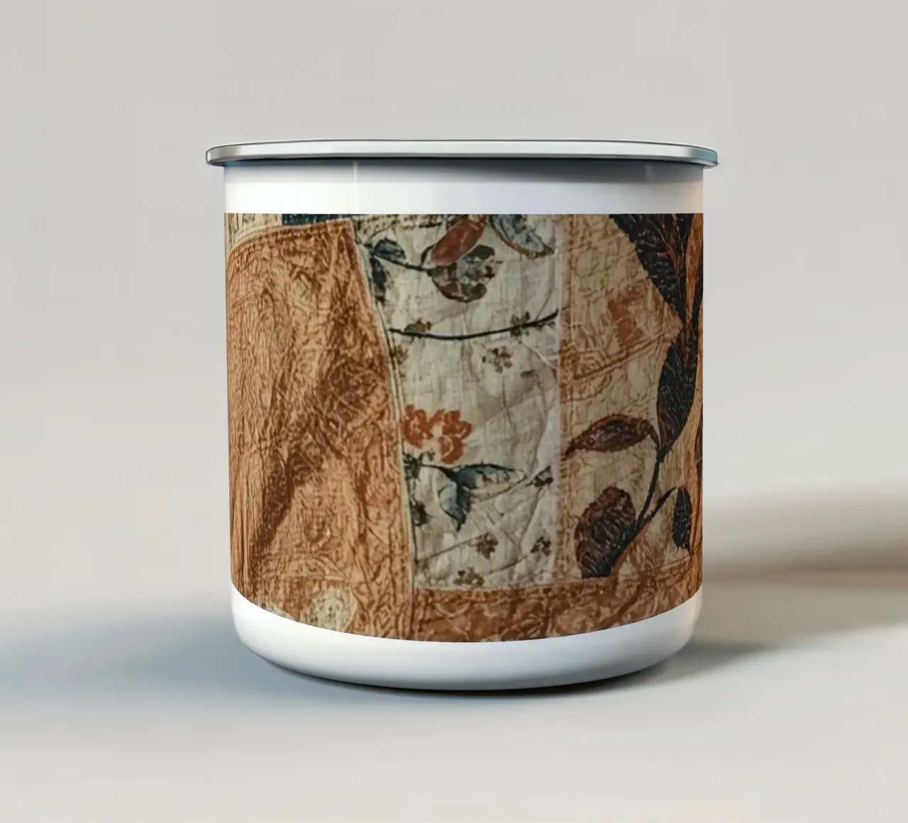 Trapunta patchwork con motivi floreali e astratti tazza in smalto da DesignDoodle