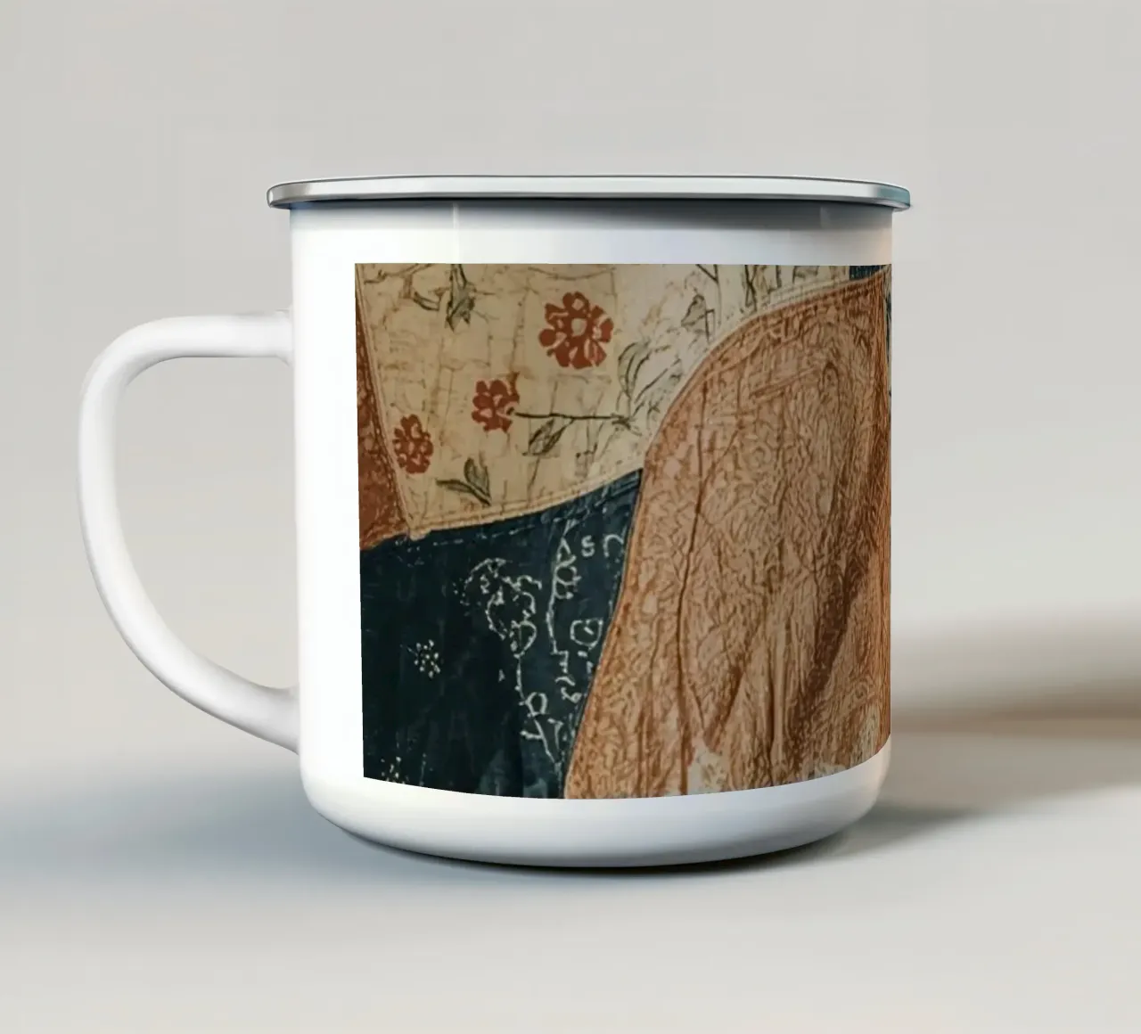 Trapunta patchwork con motivi floreali e astratti tazza in smalto da DesignDoodle