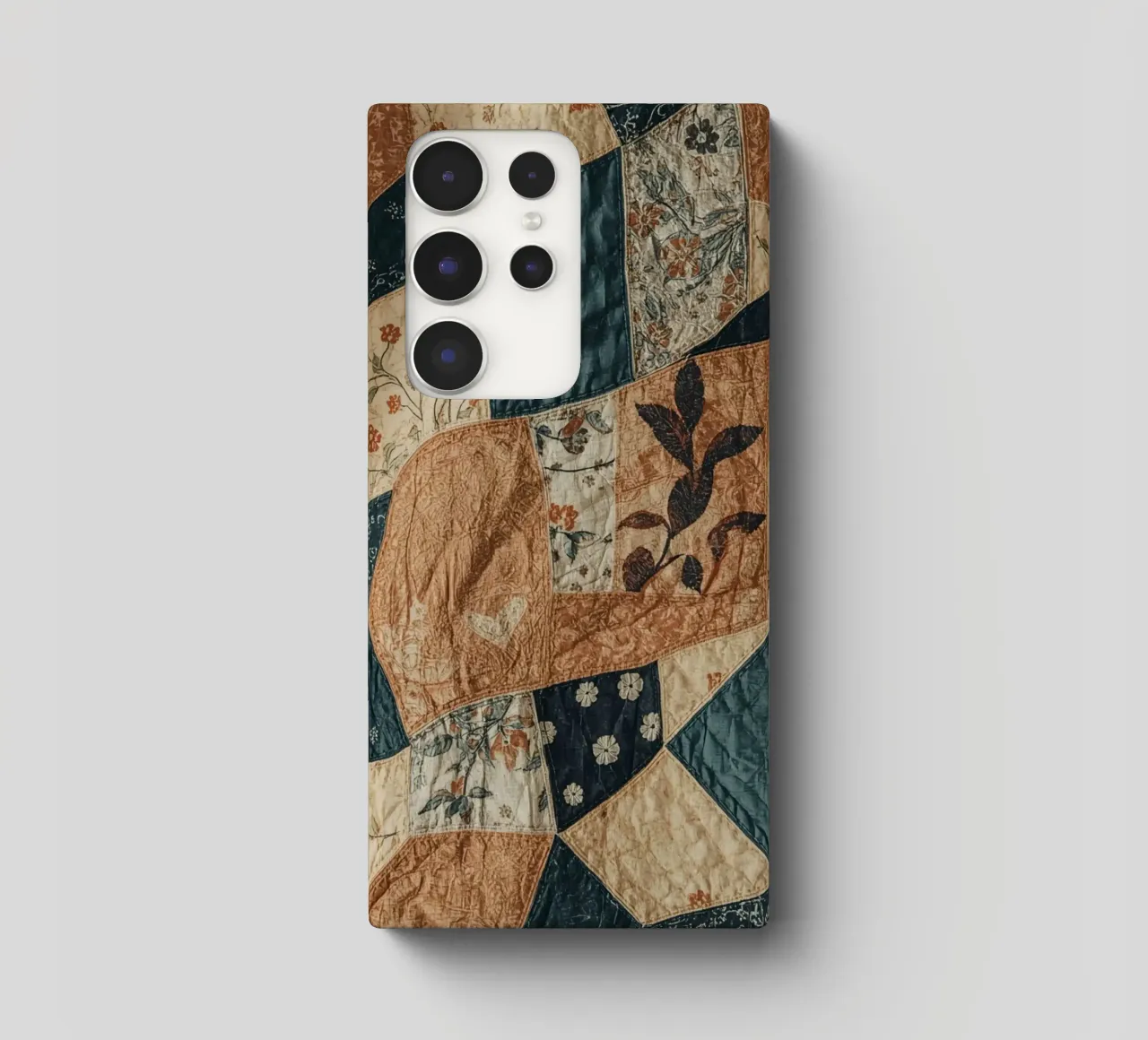Patchwork-Quilt mit floralen und abstrakten Mustern Samsung Hülle von DesignDoodle