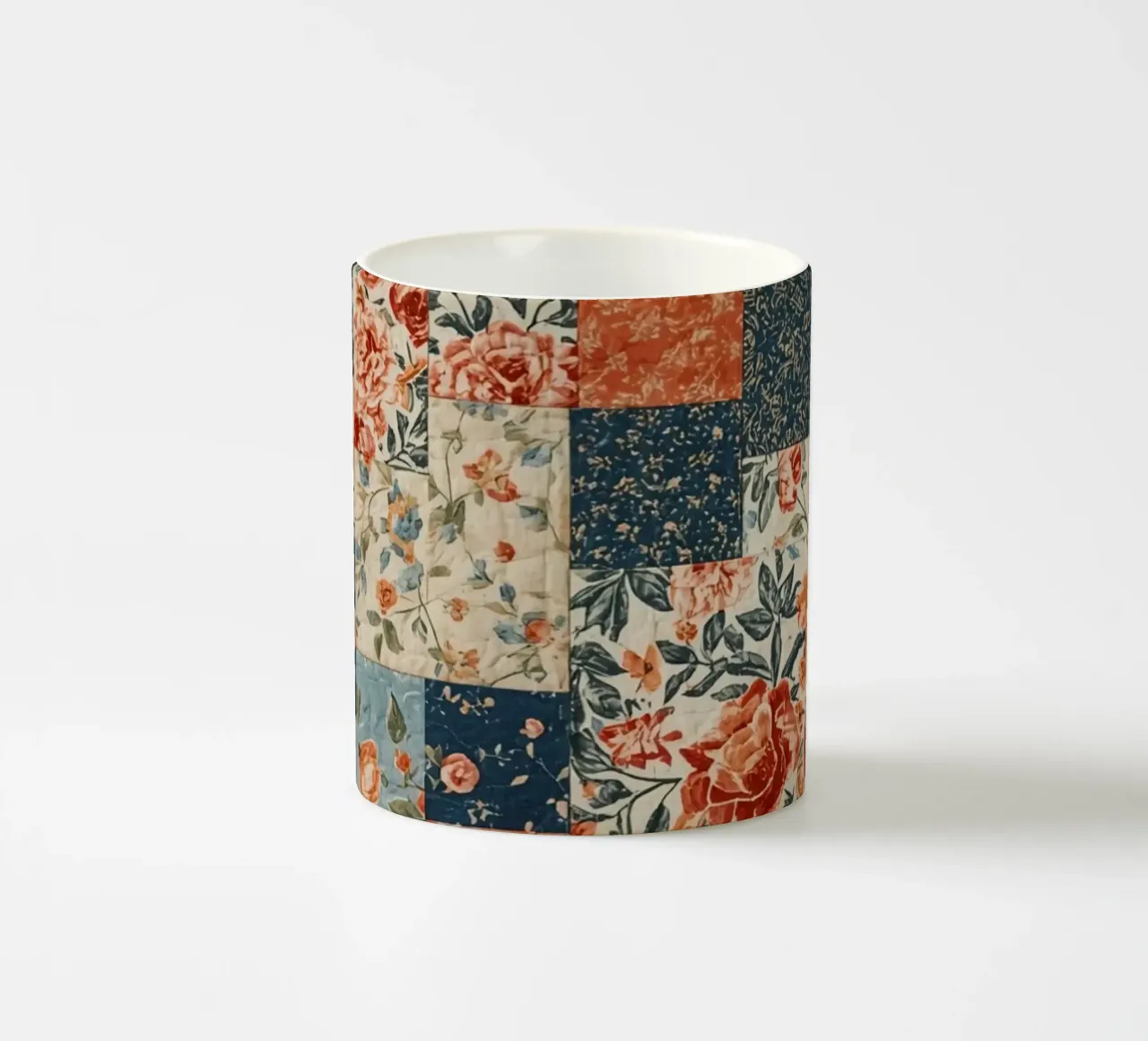 Trapunta patchwork con motivi floreali e geometrici tazza in ceramica da DesignDoodle