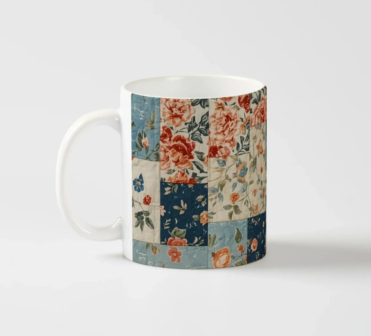Trapunta patchwork con motivi floreali e geometrici tazza in ceramica da DesignDoodle