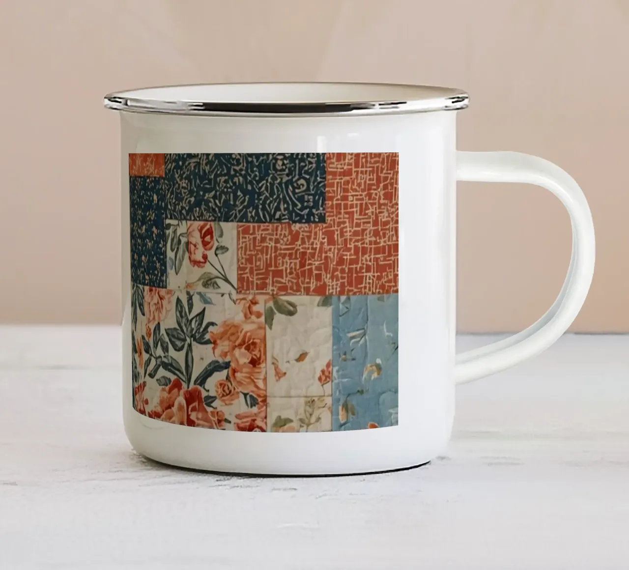 Trapunta patchwork con motivi floreali e geometrici tazza in smalto da DesignDoodle