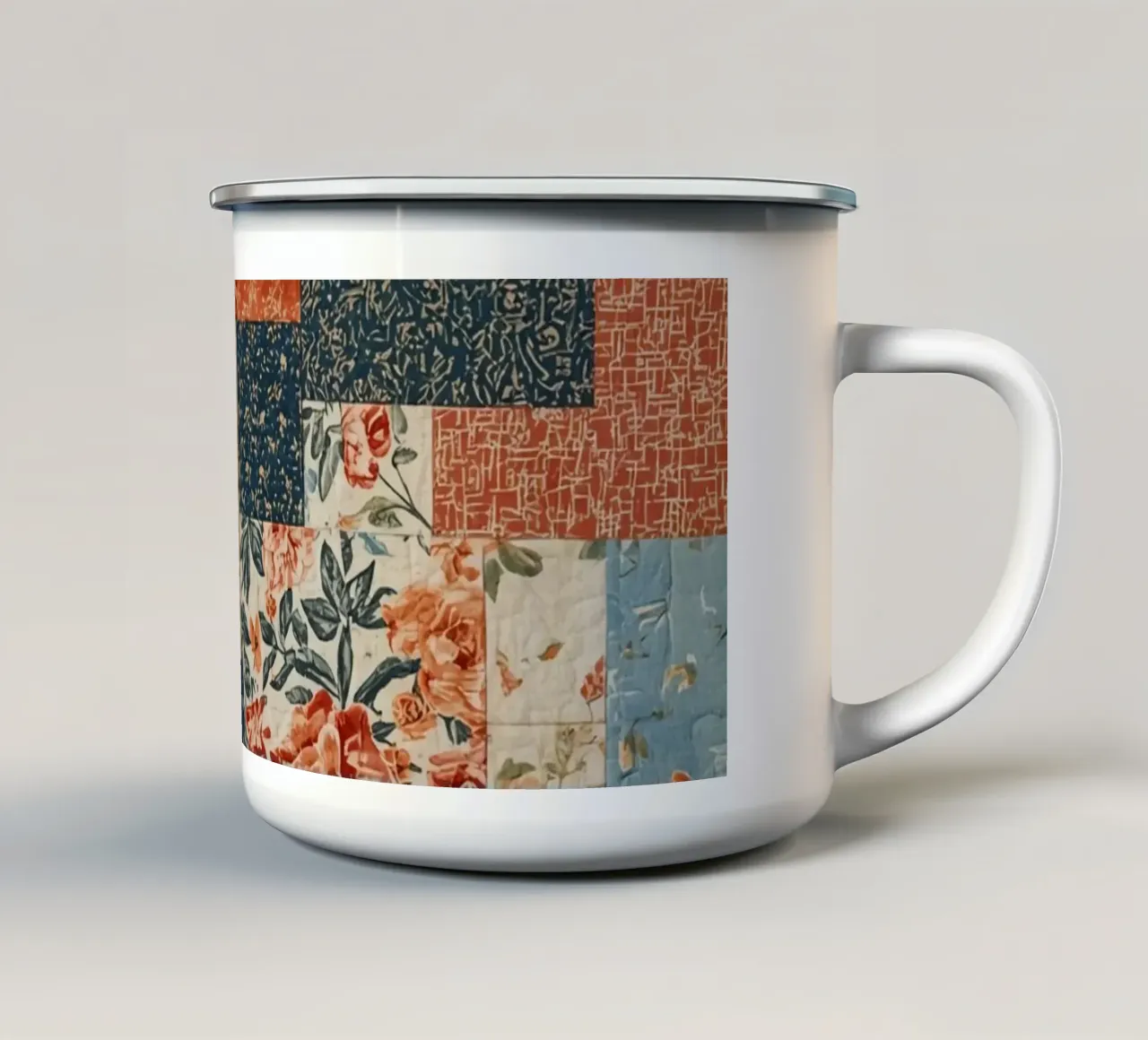 Trapunta patchwork con motivi floreali e geometrici tazza in smalto da DesignDoodle