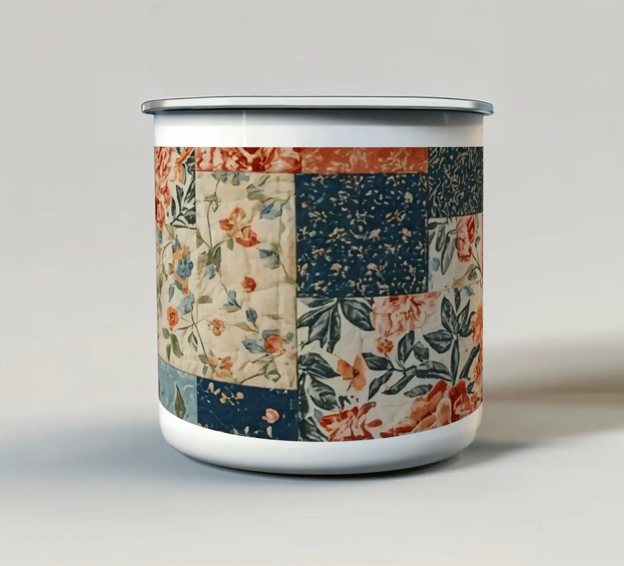 Trapunta patchwork con motivi floreali e geometrici tazza in smalto da DesignDoodle