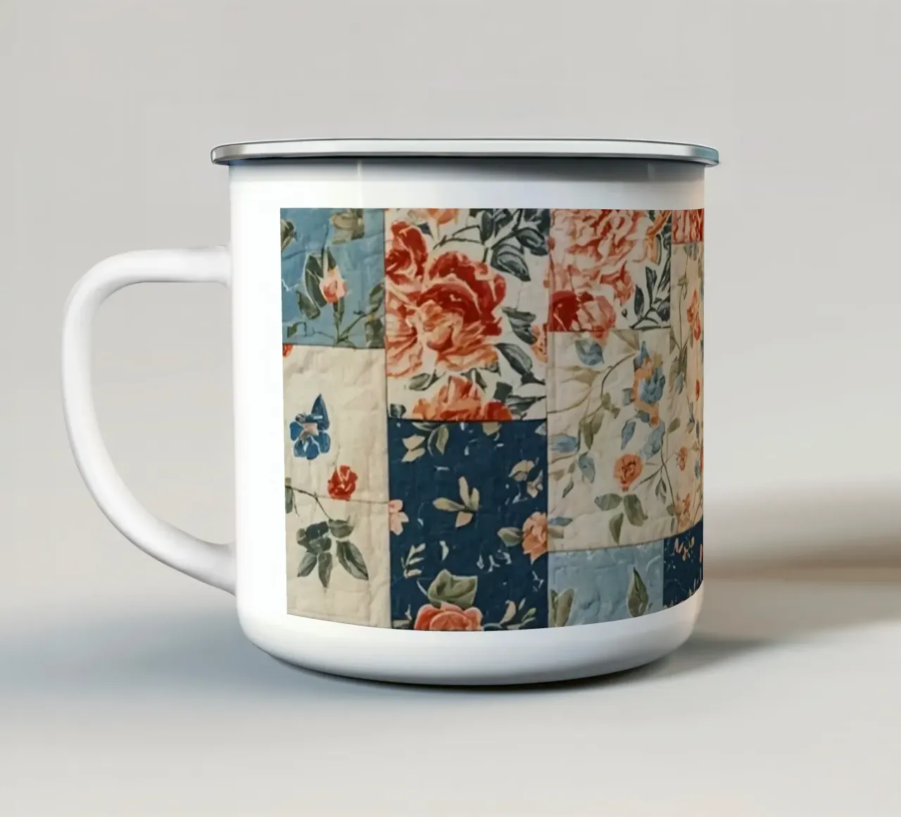 Trapunta patchwork con motivi floreali e geometrici tazza in smalto da DesignDoodle