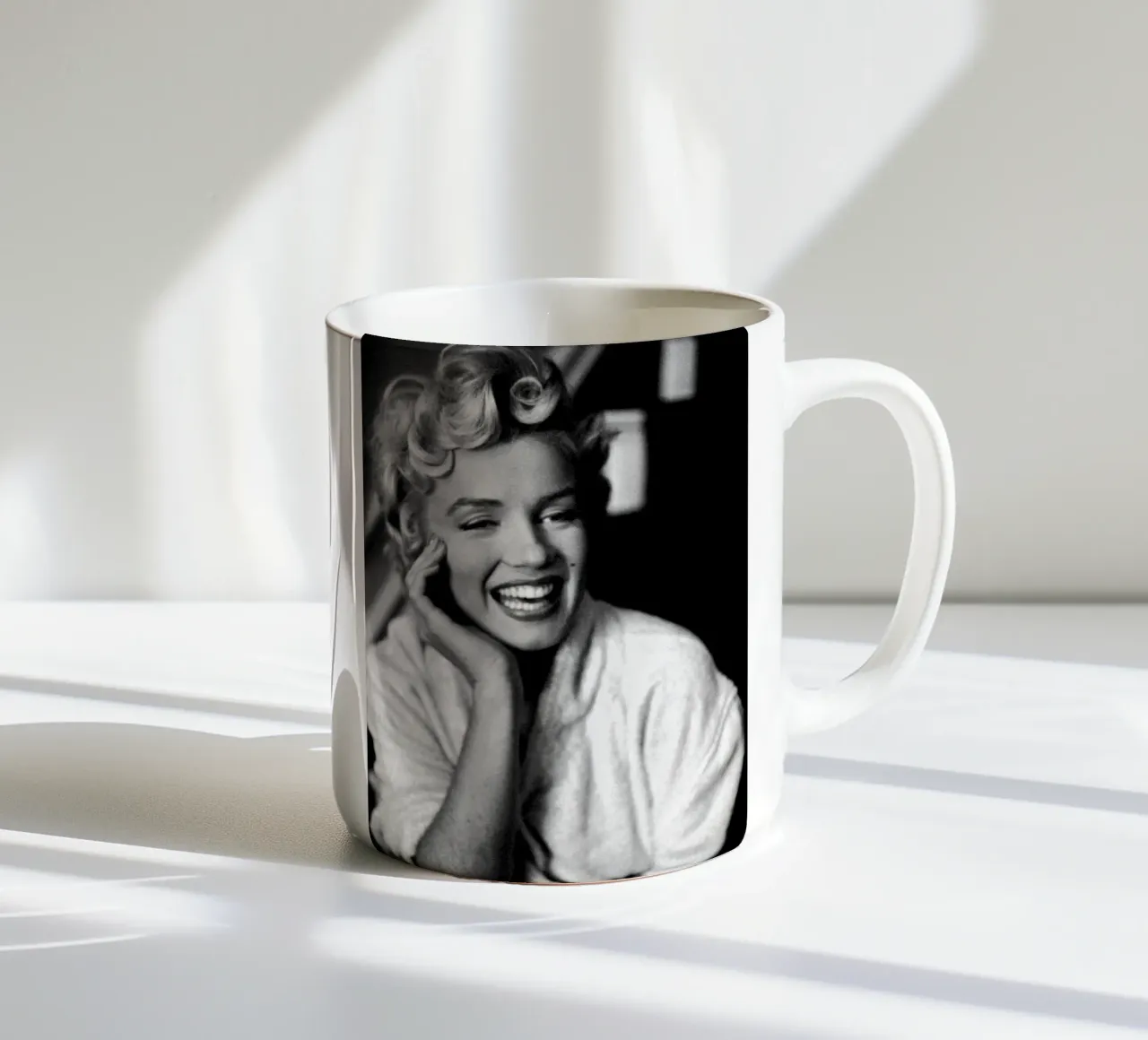 Marilyn Monroe Vintage in bianco e nero tazza in ceramica da valentinomartinst
