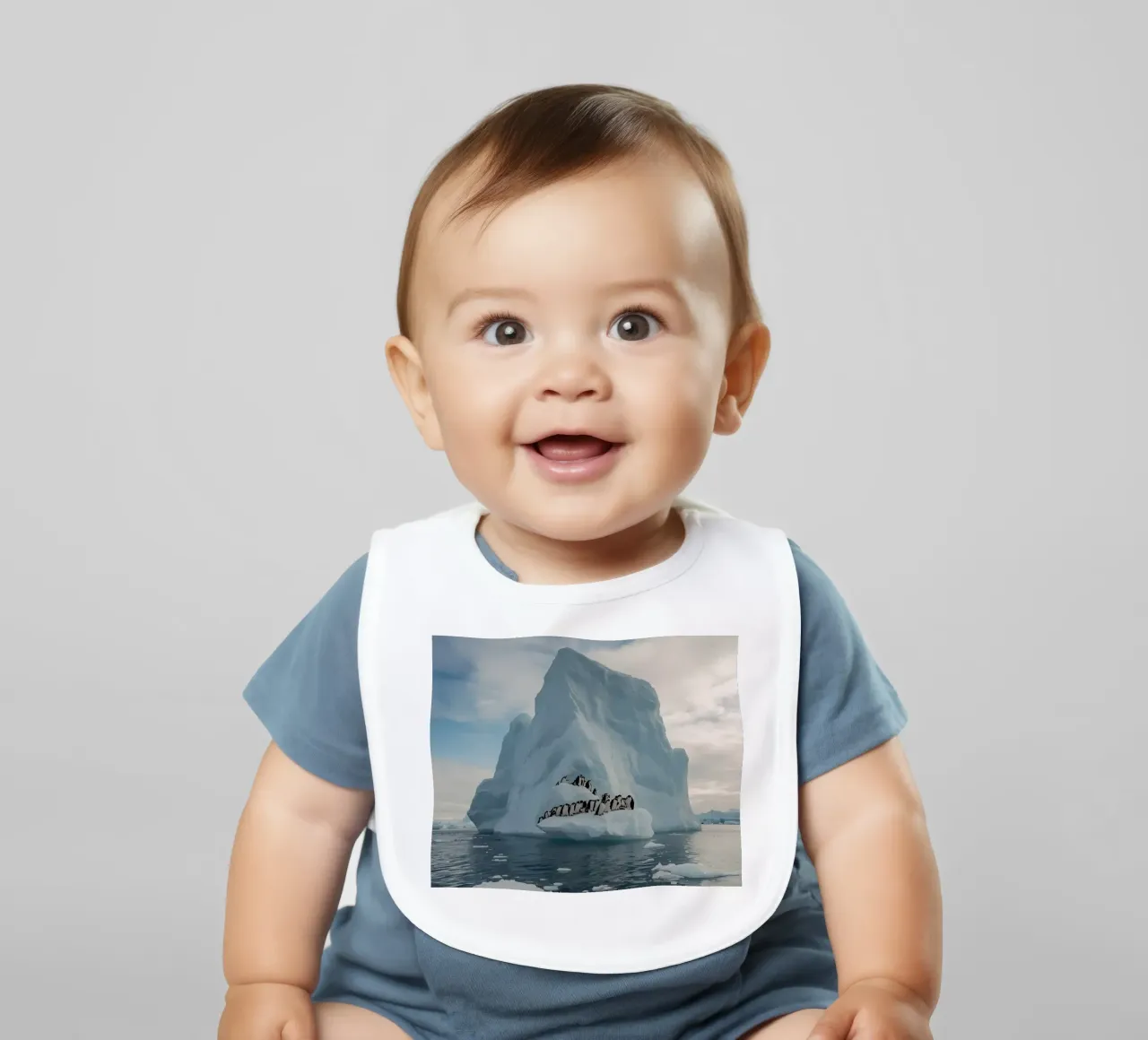 Pinguini su un iceberg in acque fredde bavaglino da DesignDoodle