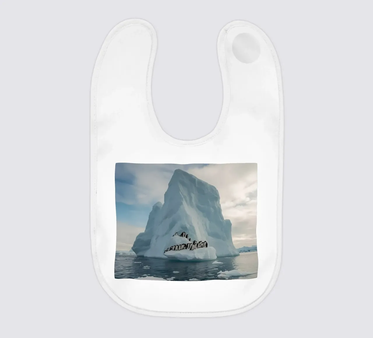 Pinguini su un iceberg in acque fredde bavaglino da DesignDoodle