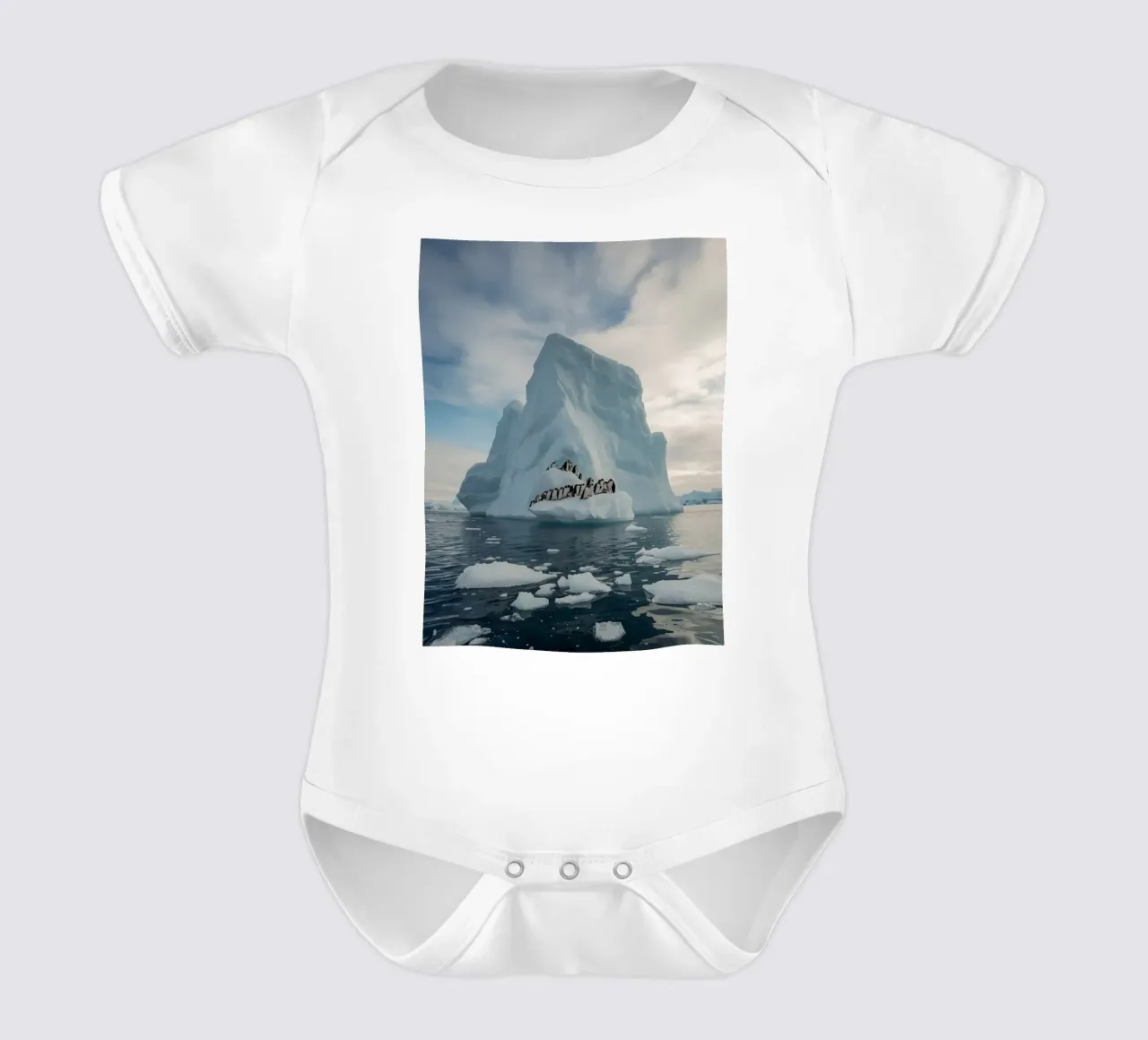 Pinguini su un iceberg in acque fredde body neonato maniche corte da DesignDoodle