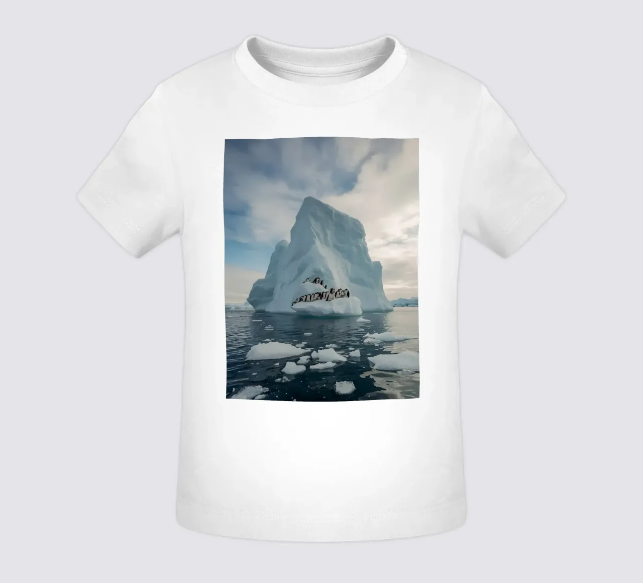 Pinguini su un iceberg in acque fredde maglietta neonato da DesignDoodle