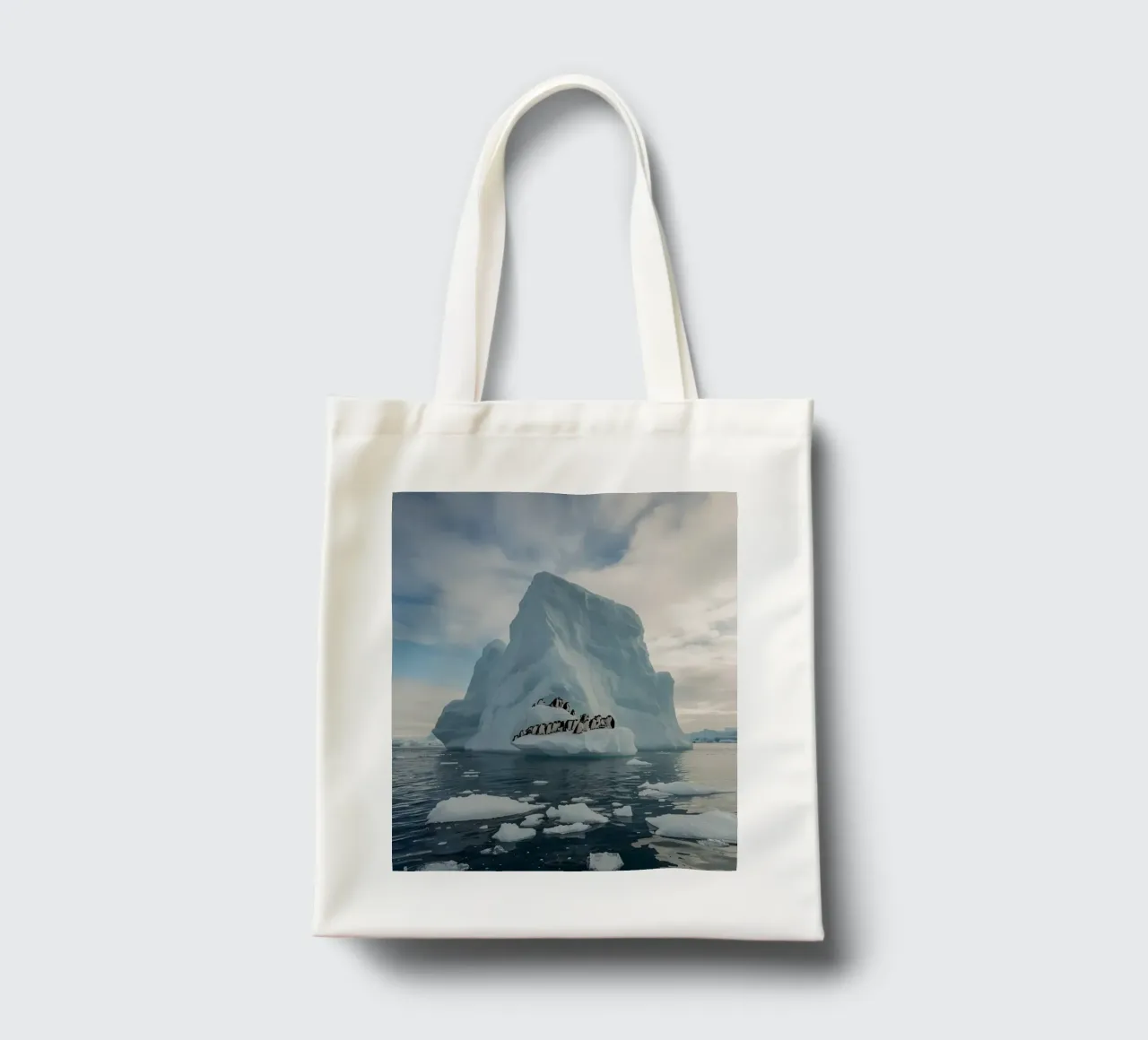 Pinguini su un iceberg in acque fredde borsa in juta da DesignDoodle