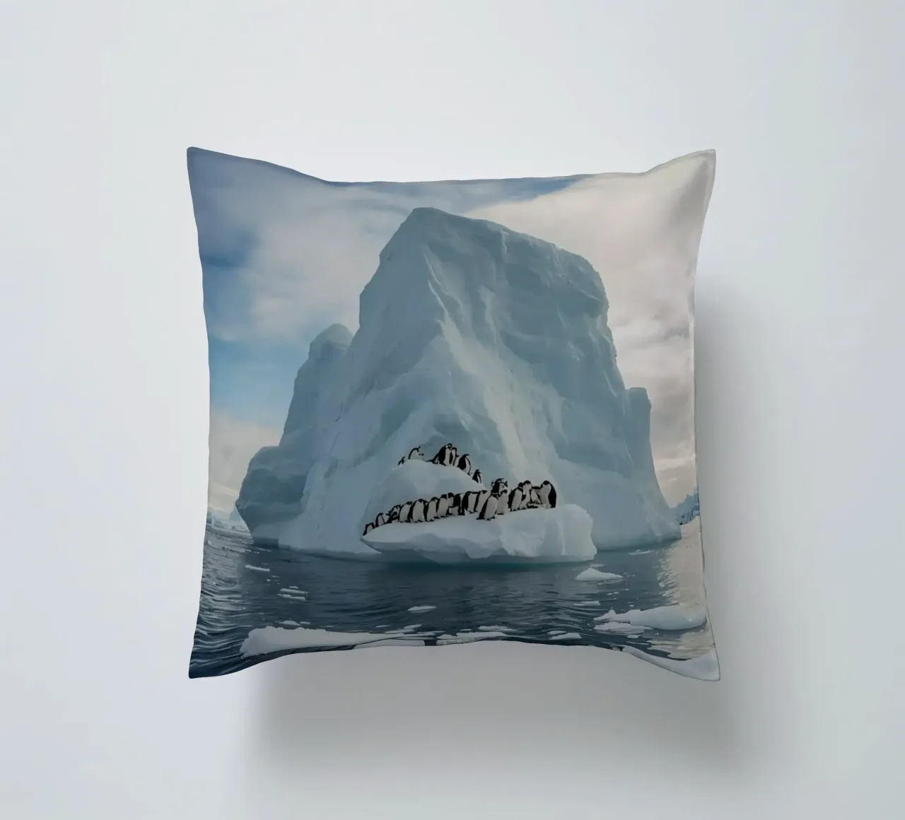 Pinguini su un iceberg in acque fredde cuscino da DesignDoodle