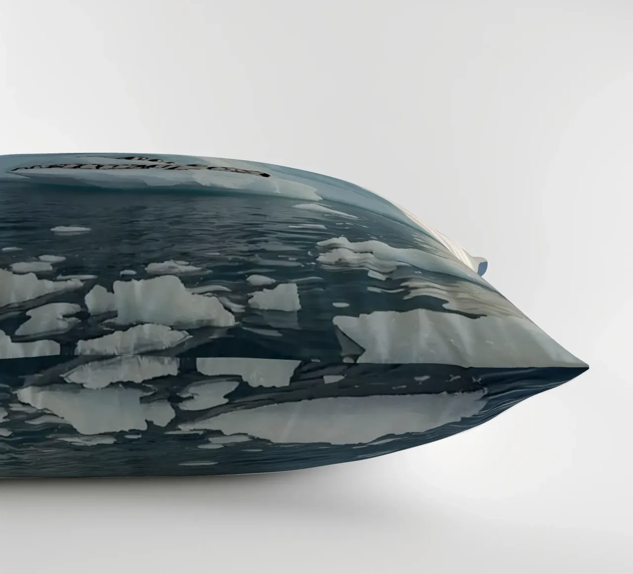 Pinguini su un iceberg in acque fredde cuscino da DesignDoodle