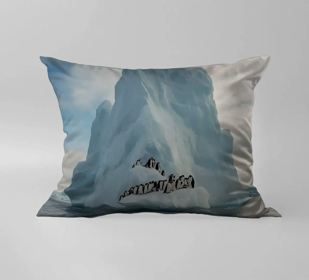 Pinguini su un iceberg in acque fredde cuscino da DesignDoodle