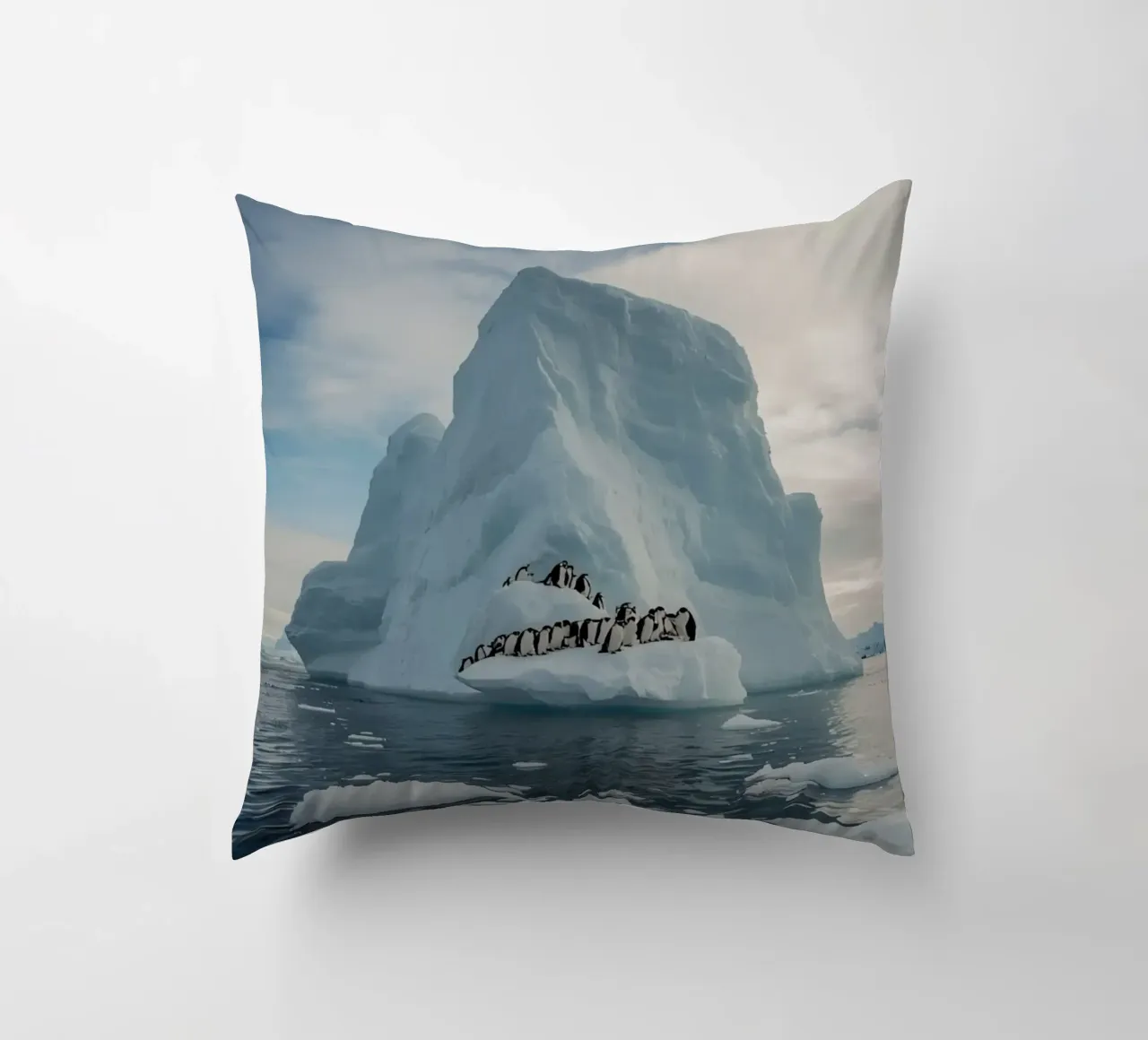 Pinguini su un iceberg in acque fredde cuscino da DesignDoodle