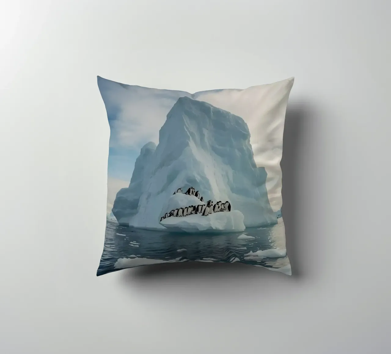 Pinguini su un iceberg in acque fredde cuscino da DesignDoodle