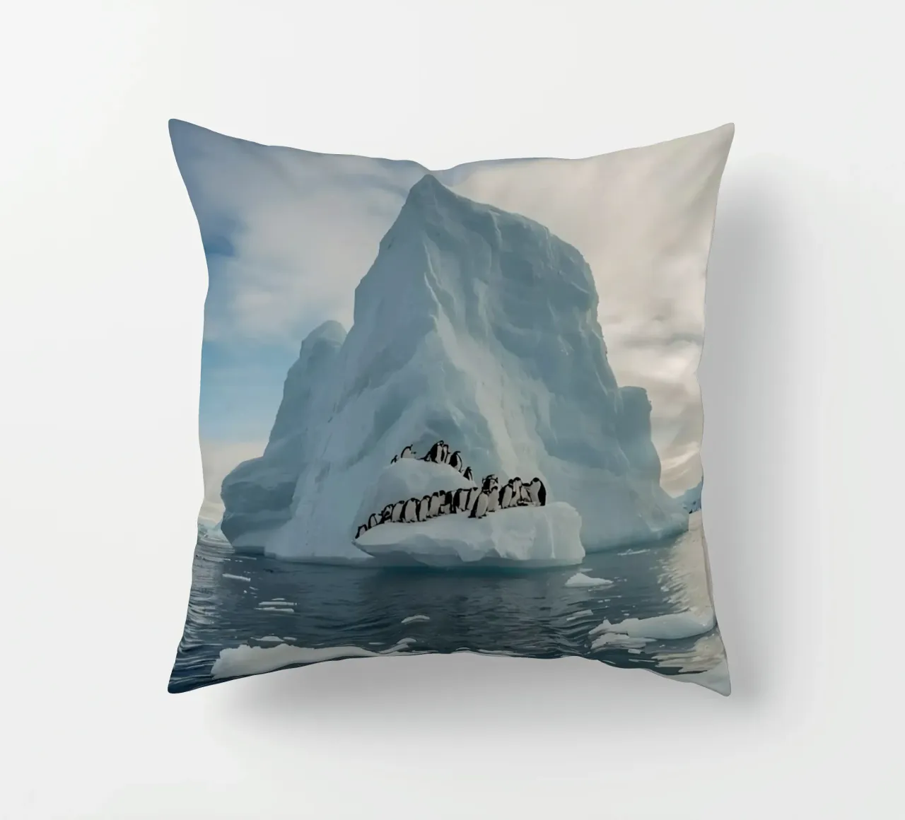 Pinguini su un iceberg in acque fredde cuscino da DesignDoodle