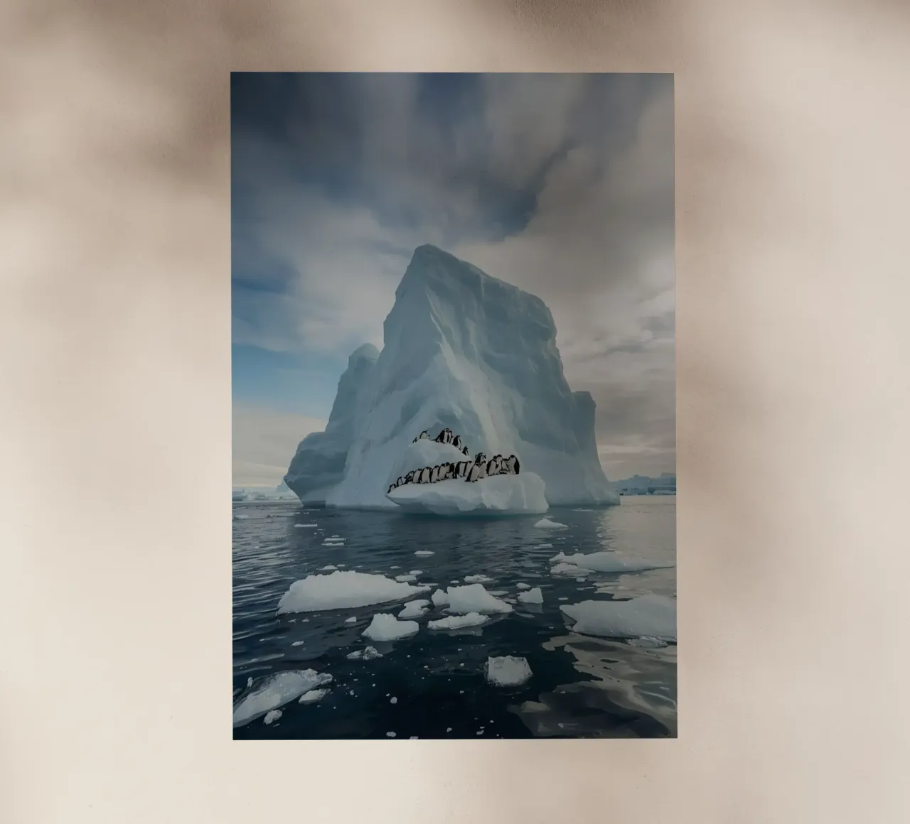 Pinguini su un iceberg in acque fredde pellicola backlit da DesignDoodle