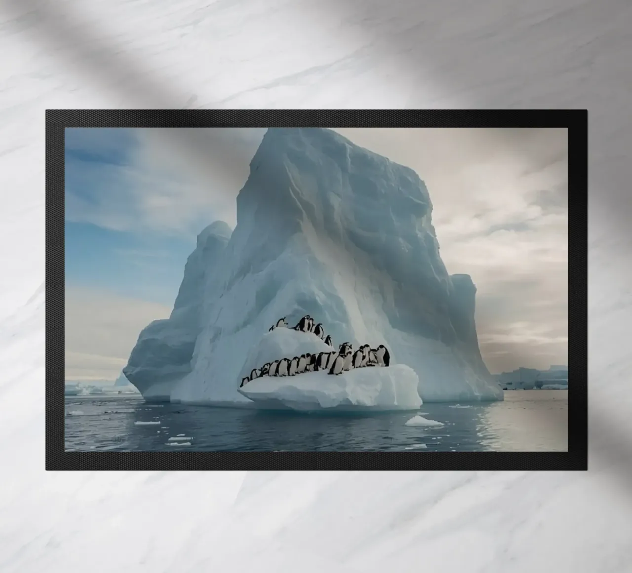 Pinguini su un iceberg in acque fredde zerbino da DesignDoodle