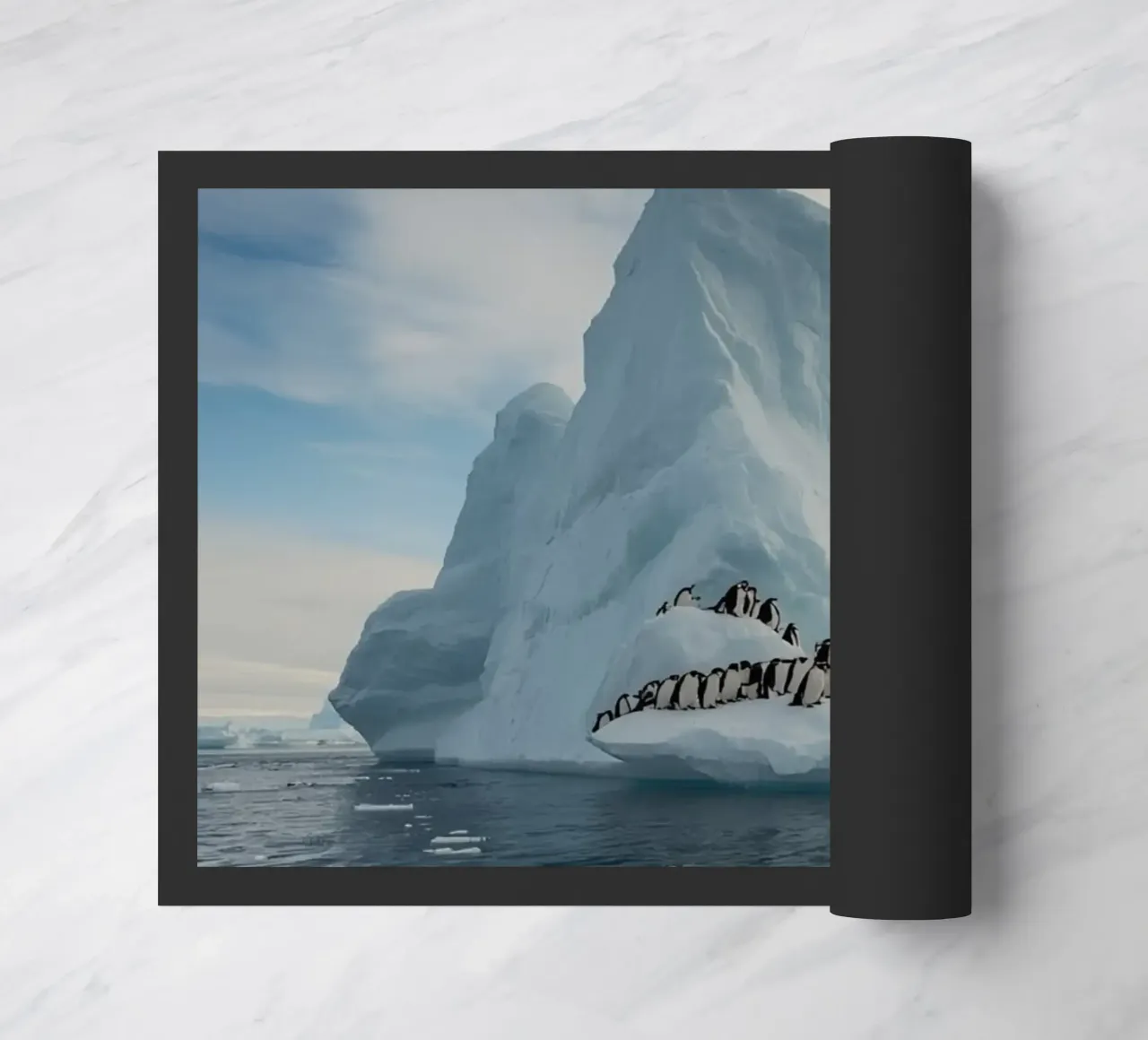Pinguini su un iceberg in acque fredde zerbino da DesignDoodle