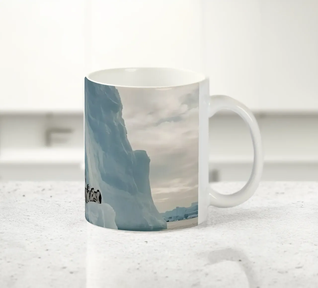 Pinguini su un iceberg in acque fredde tazza in ceramica da DesignDoodle