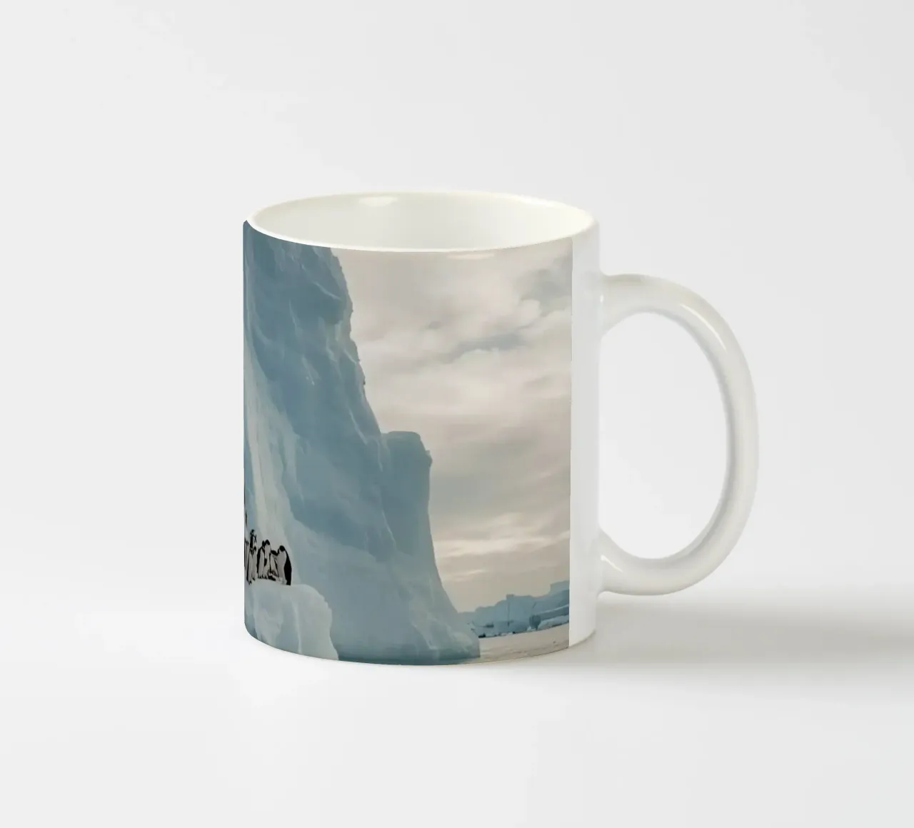 Pinguini su un iceberg in acque fredde tazza in ceramica da DesignDoodle