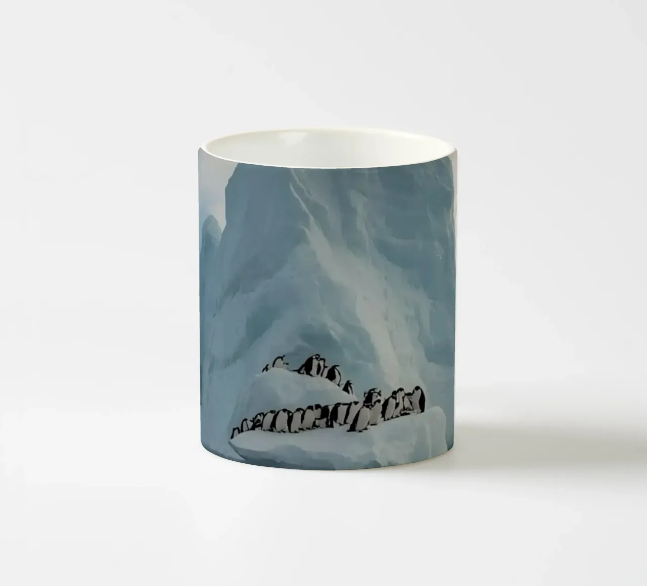 Pinguini su un iceberg in acque fredde tazza in ceramica da DesignDoodle