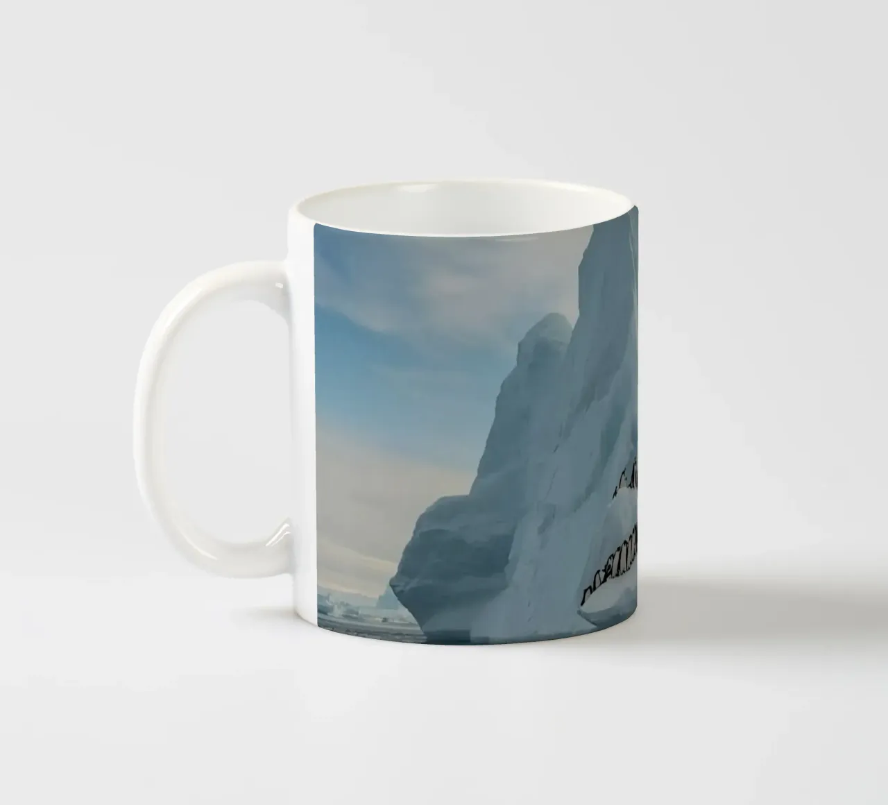 Pinguini su un iceberg in acque fredde tazza in ceramica da DesignDoodle