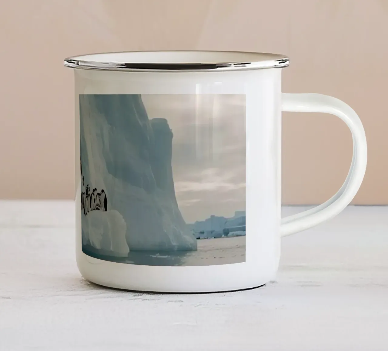 Pinguini su un iceberg in acque fredde tazza in smalto da DesignDoodle