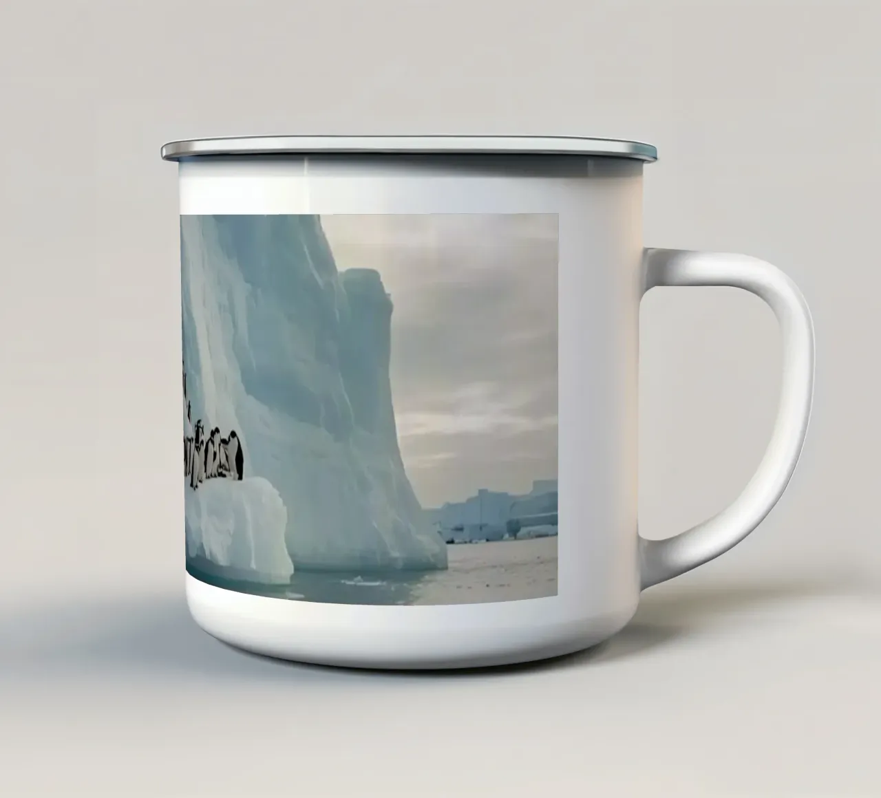 Pinguini su un iceberg in acque fredde tazza in smalto da DesignDoodle