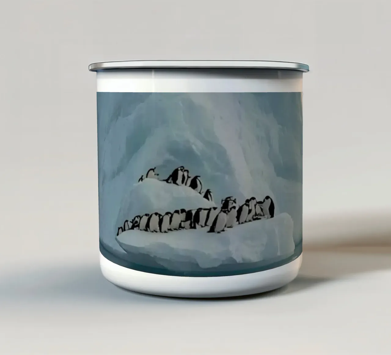 Pinguini su un iceberg in acque fredde tazza in smalto da DesignDoodle