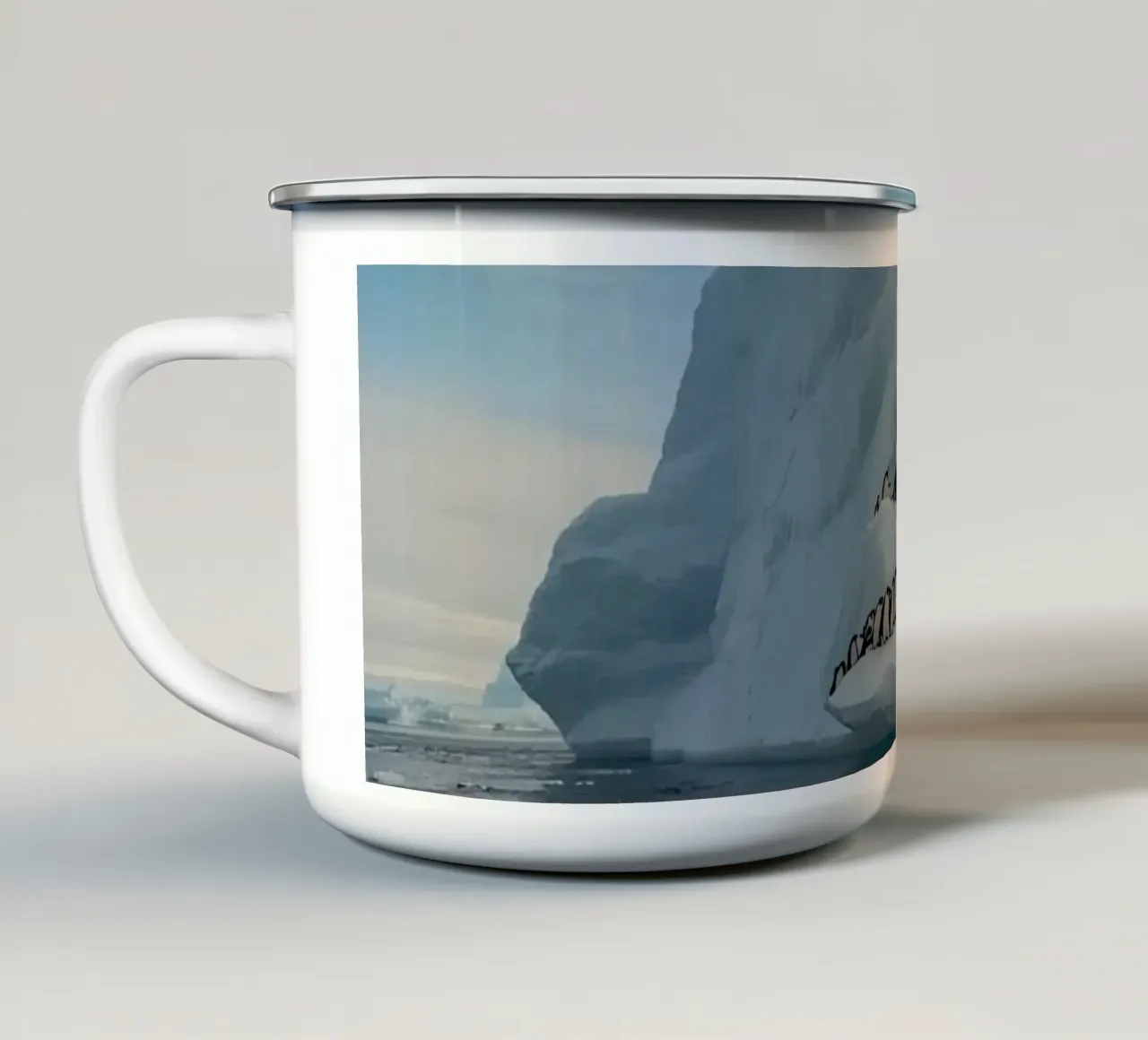 Pinguini su un iceberg in acque fredde tazza in smalto da DesignDoodle