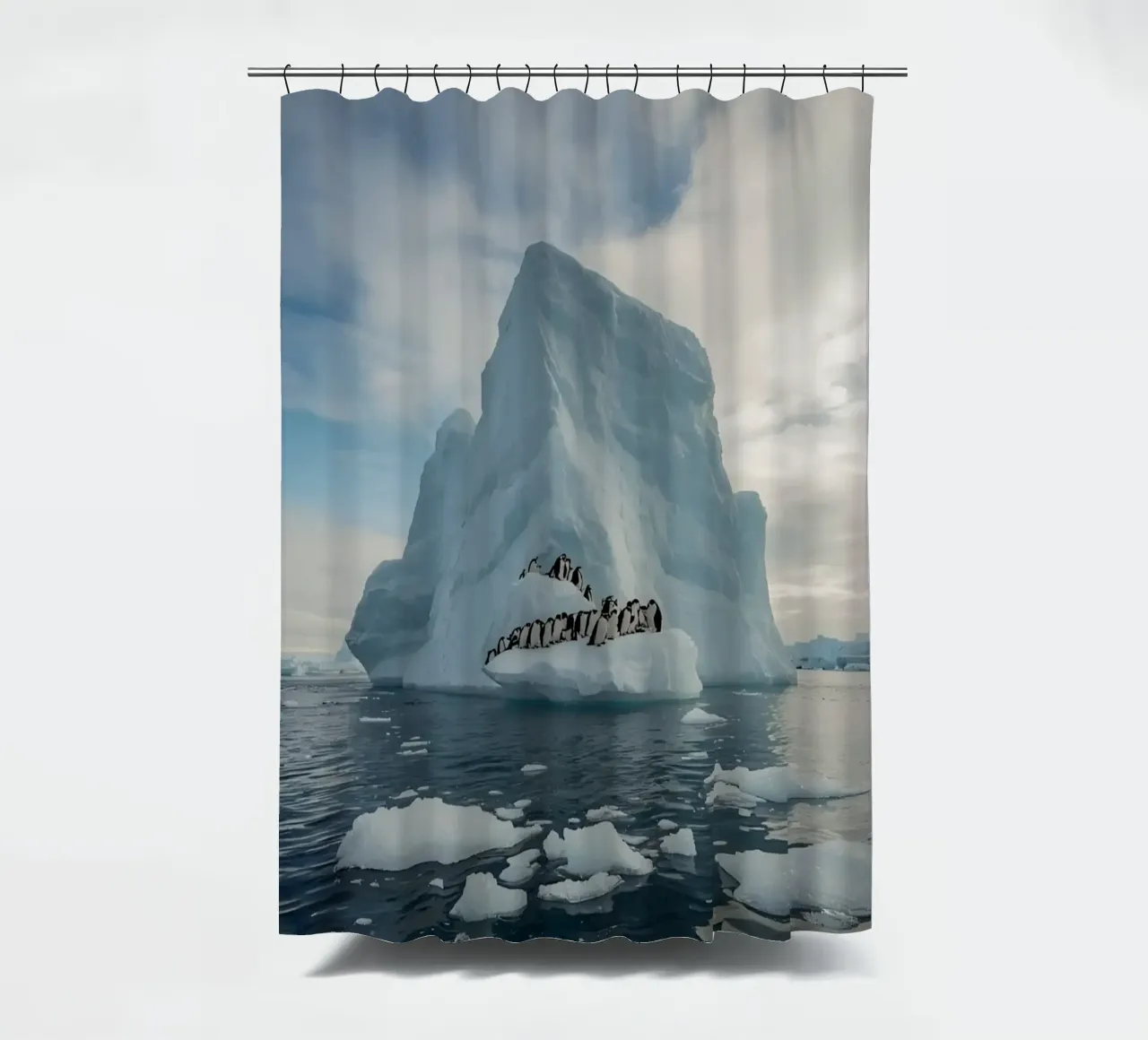 Pinguini su un iceberg in acque fredde tenda da doccia da DesignDoodle