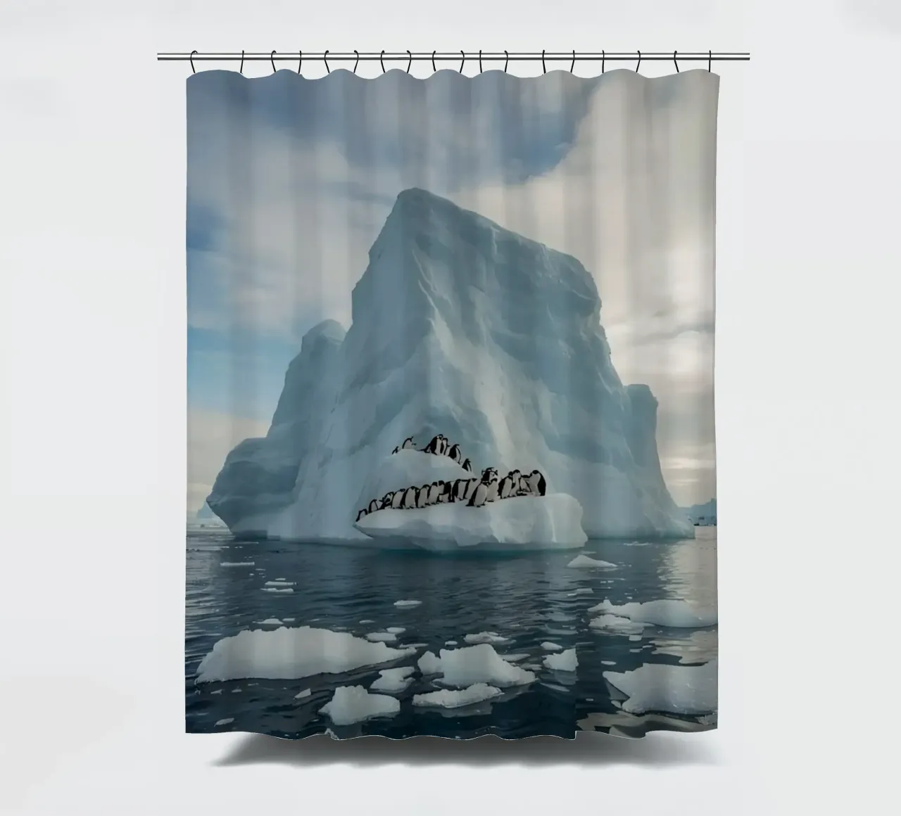 Pinguini su un iceberg in acque fredde tenda da doccia da DesignDoodle