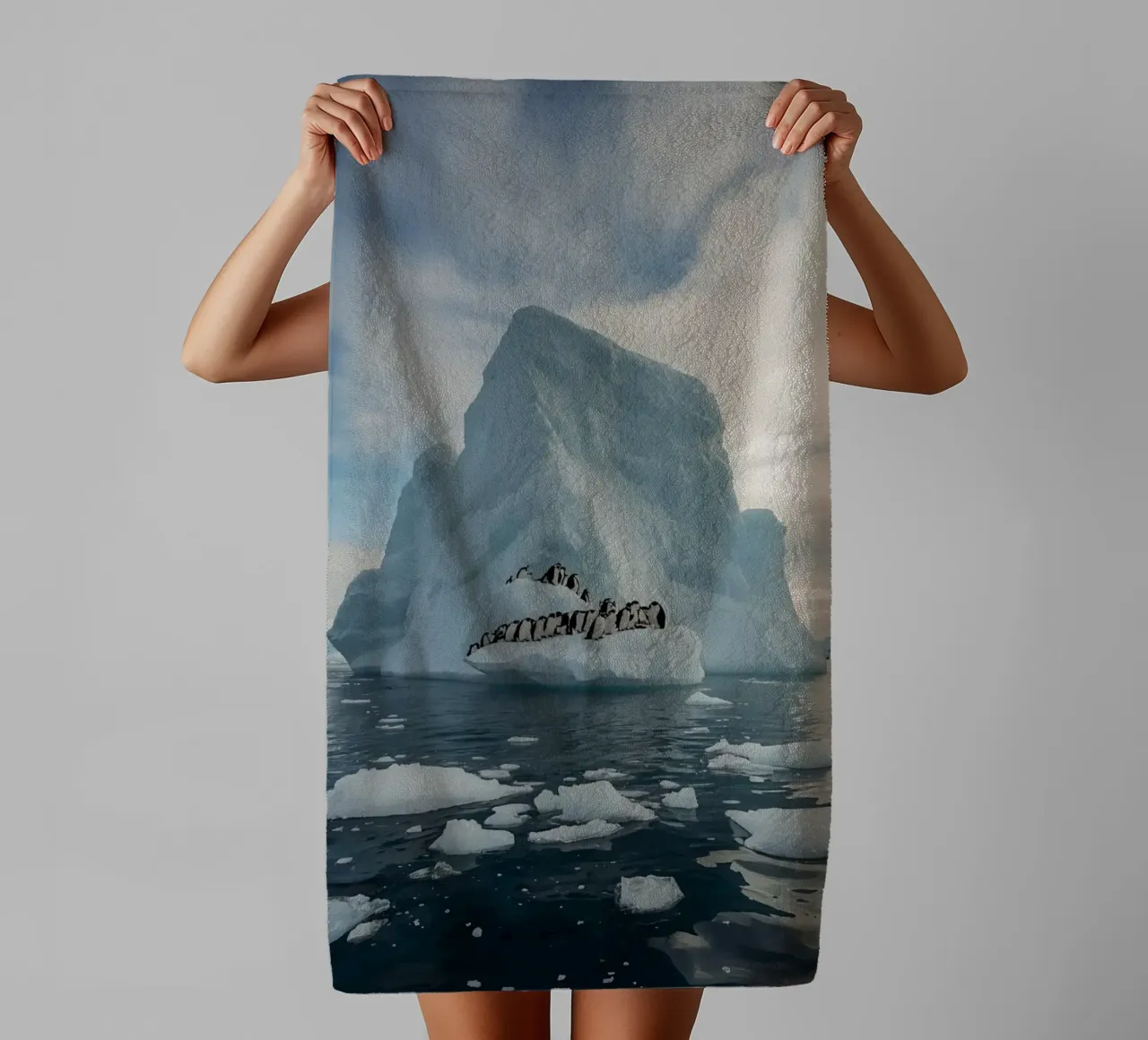 Pinguini su un iceberg in acque fredde asciugamano da bagno da DesignDoodle