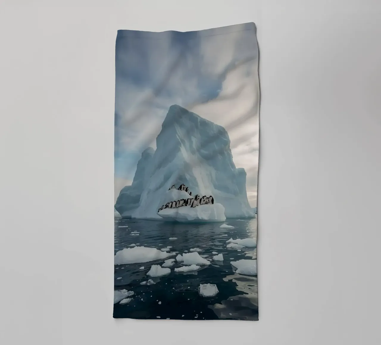 Pinguini su un iceberg in acque fredde asciugamano da bagno da DesignDoodle