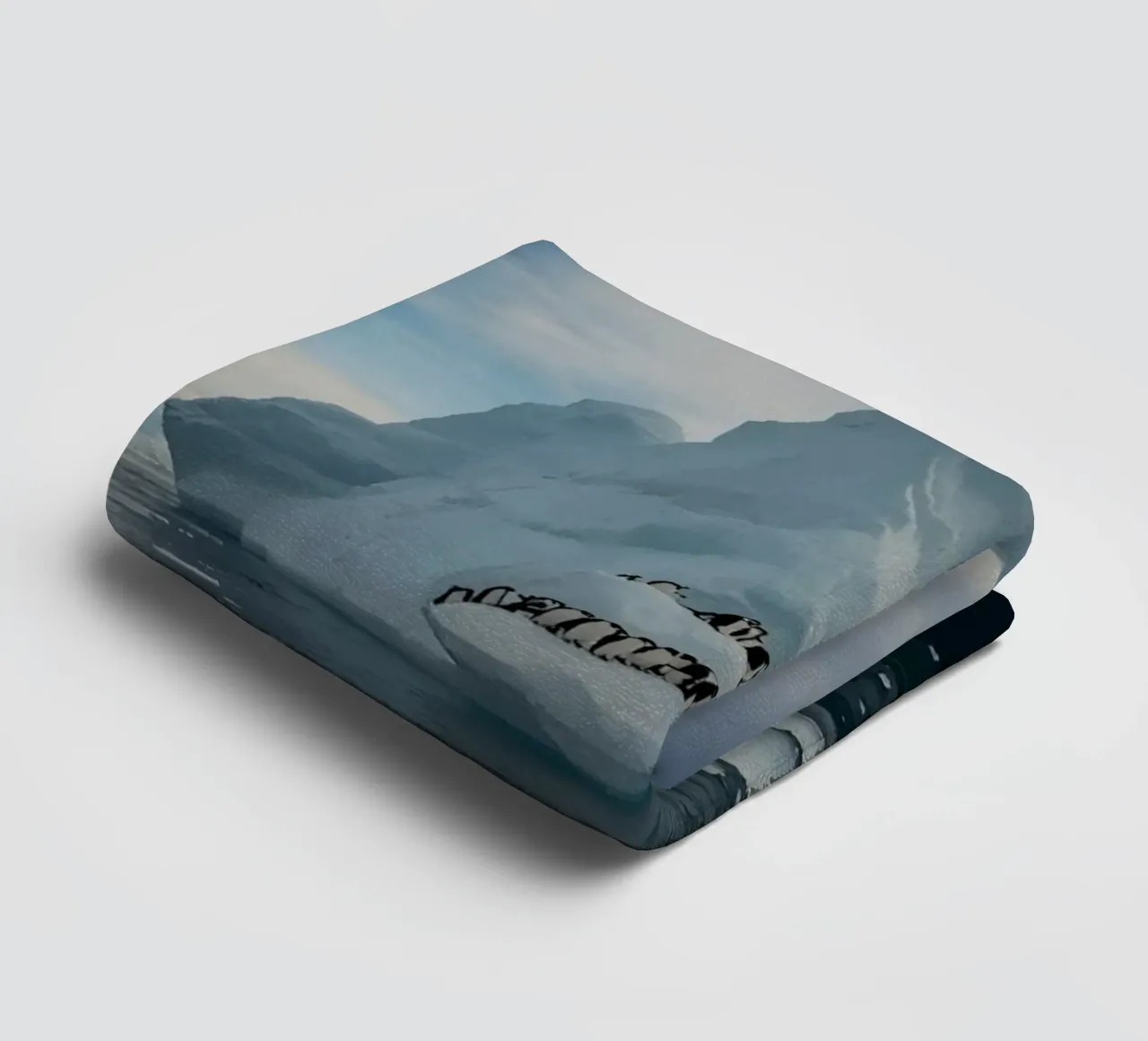 Pinguini su un iceberg in acque fredde asciugamano da bagno da DesignDoodle