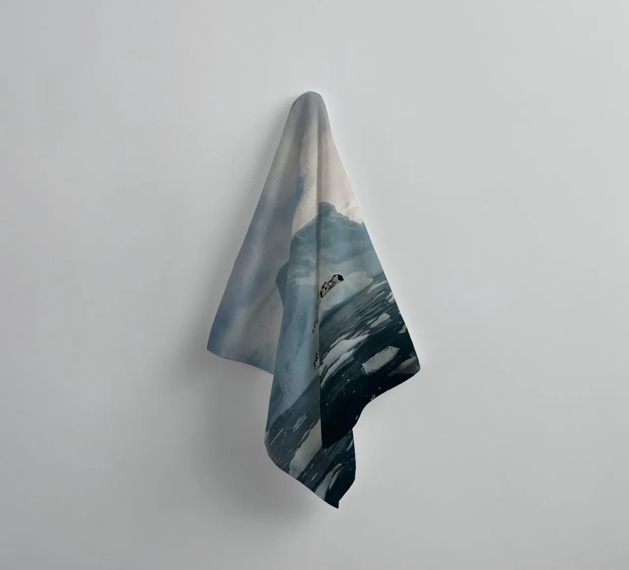Pinguini su un iceberg in acque fredde asciugamano da bagno da DesignDoodle