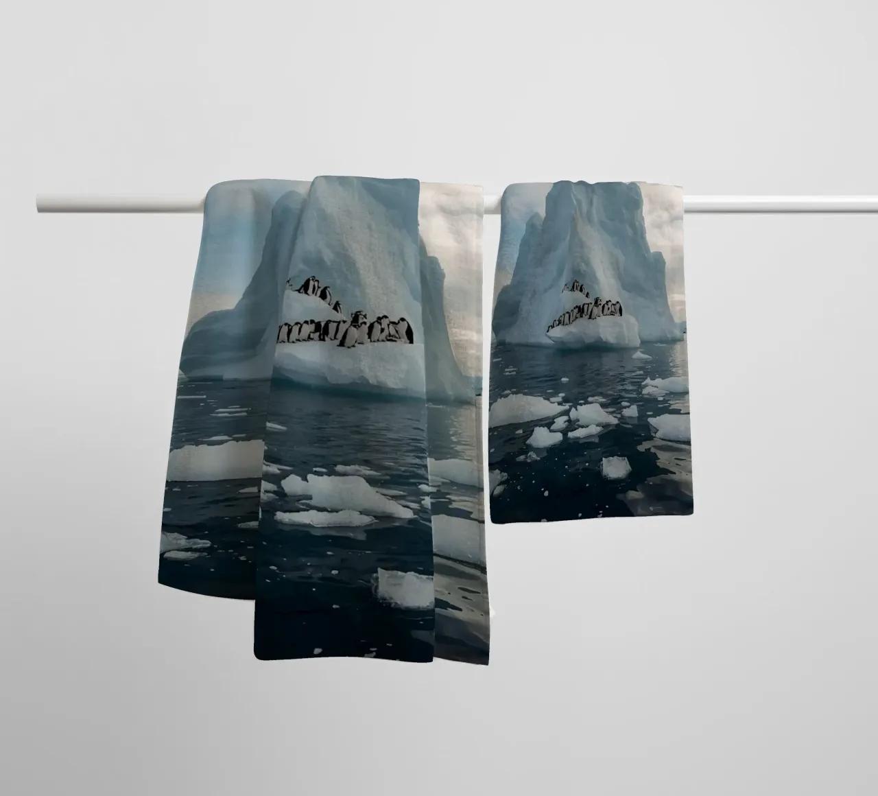 Pinguini su un iceberg in acque fredde asciugamano da bagno da DesignDoodle