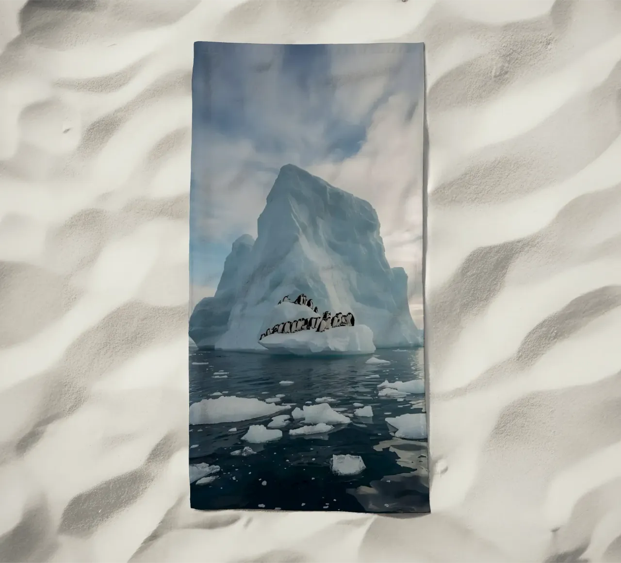 Pinguini su un iceberg in acque fredde telo mare da DesignDoodle