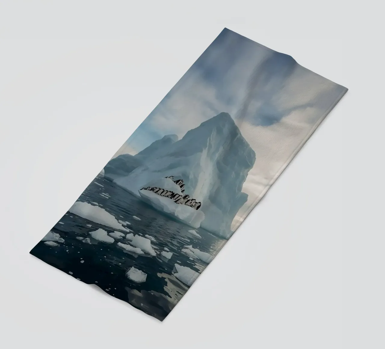 Pinguini su un iceberg in acque fredde telo mare da DesignDoodle